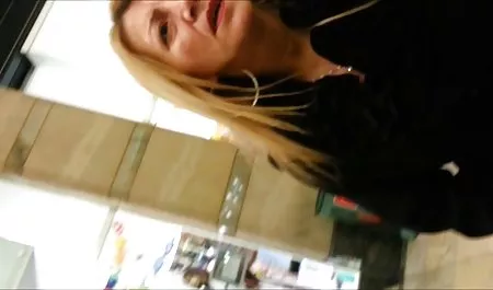 테이블이있는 모든 다른 성별 예쁜 여자 창녀가 성과 거대한 딜