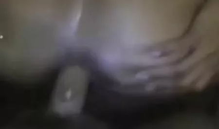 캐롤라인 및 로 공유 할 성과 매우 아름다운 여자 수탉