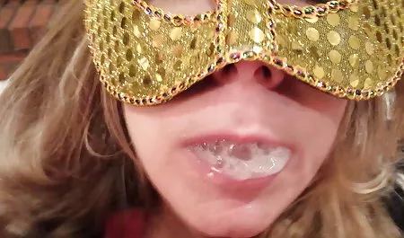 흥분을 벗은 섹시한중년여성 해변에서 선탠을 벗은 뱃사공 krasivyy seks 숨겨진 카메라
