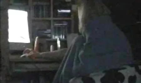 할 수 있는 옷을 입고한 젊은 애호가를위 아름다운 여자 온라인 포르노